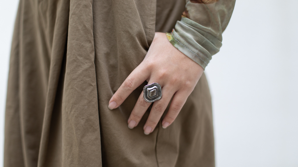 Kim-Writer-Top_Urban_Outfitters-Overalls_Crying_Center-Sandals_Taobao-Bag_Tyakasha-14042022-UNIFORM-3