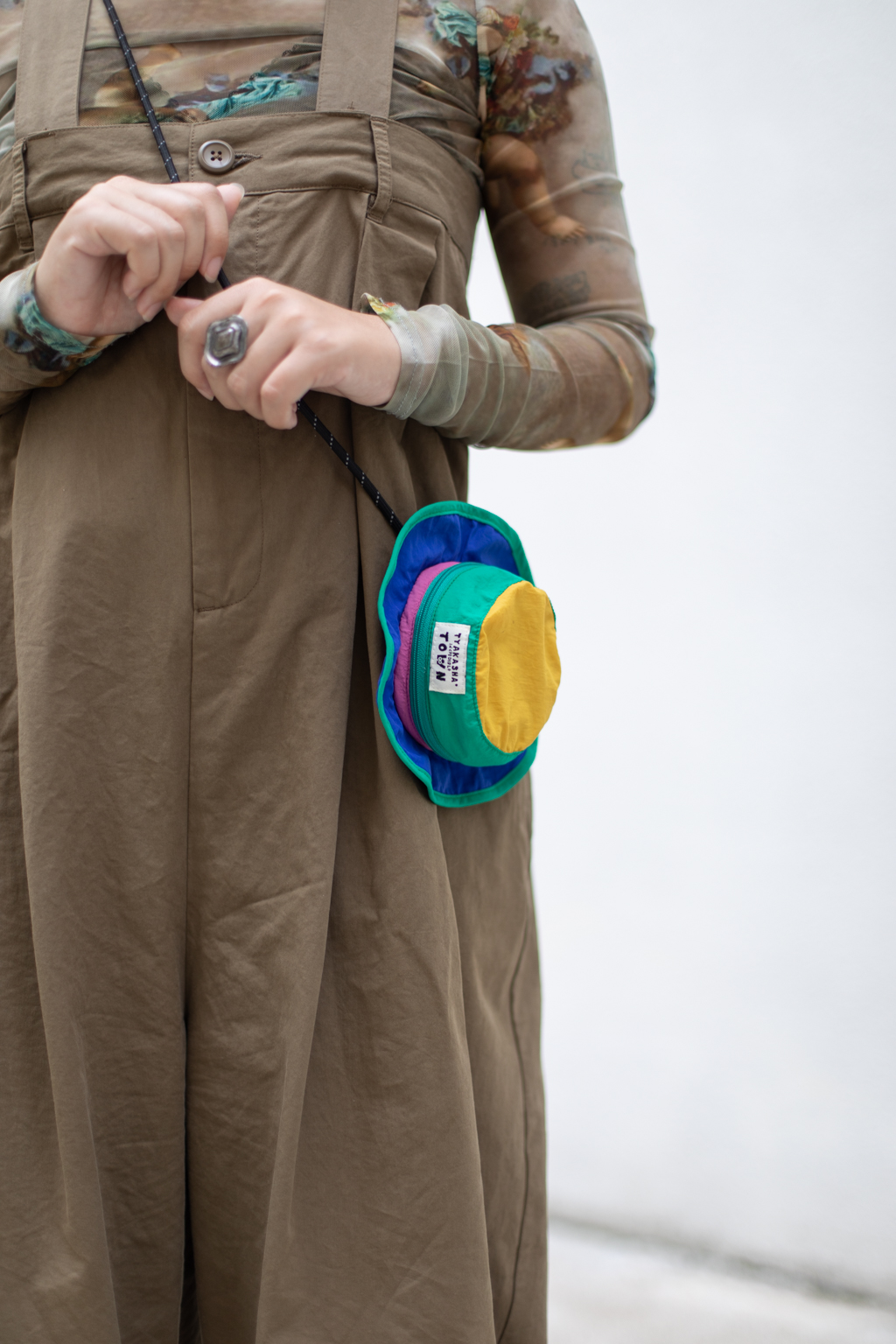 Kim-Writer-Top_Urban_Outfitters-Overalls_Crying_Center-Sandals_Taobao-Bag_Tyakasha-14042022-UNIFORM-5