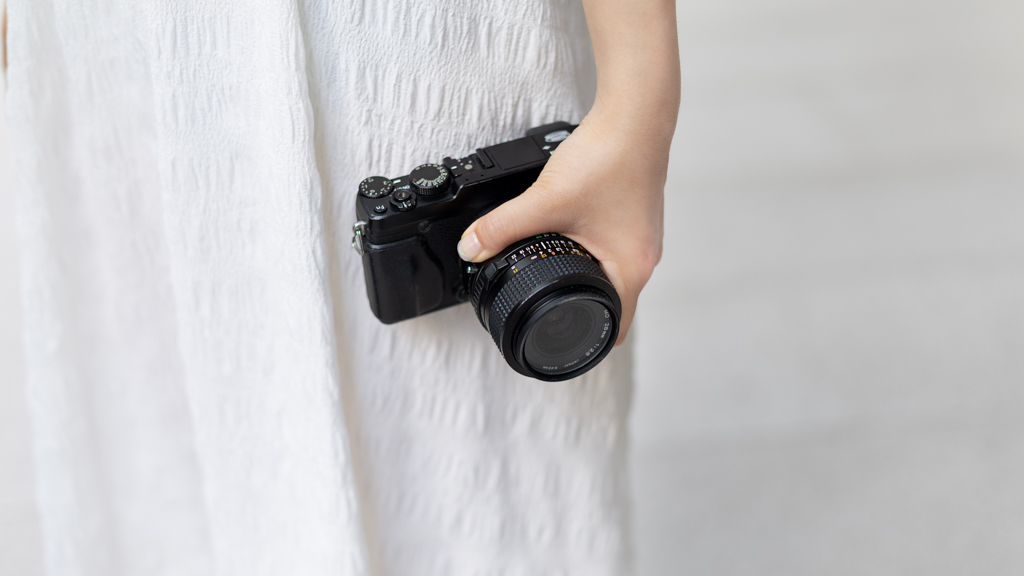 Danbee-Video_Producer-Shoes_Crocs-Camera_Fujifilm-UNIFORM-24062022-4