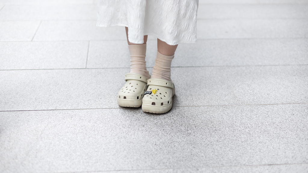 Danbee-Video_Producer-Shoes_Crocs-Camera_Fujifilm-UNIFORM-24062022-5