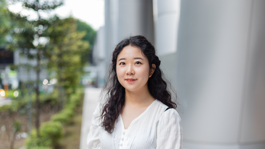 Danbee-Video_Producer-Shoes_Crocs-Camera_Fujifilm-UNIFORM-24062022-6