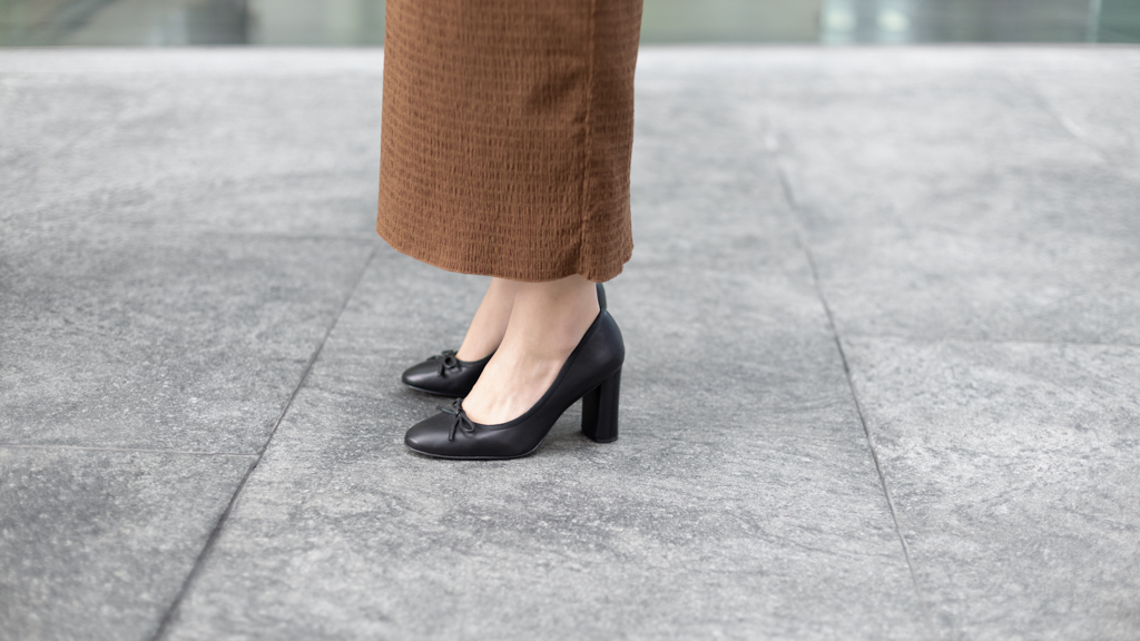 Klaudia-Lawyer-Top_Zara-Shoes_Clarks-Wallet_Braun_Buffel-Necklace_Monica_Vinader-UNIFORM-24062022-5