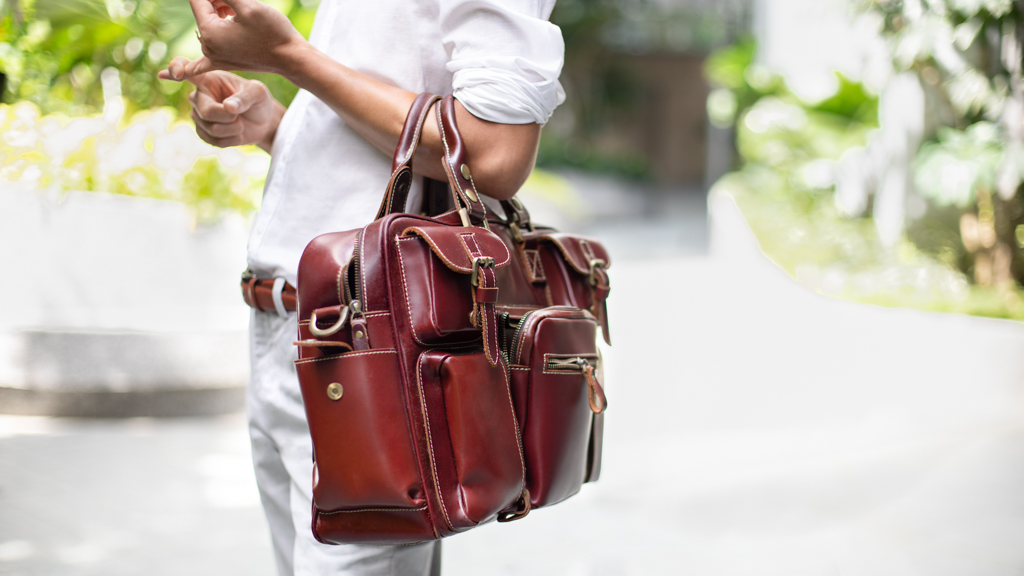 Liang_Wei-Fund_Manager-Pants_Zara-Shoes_Library-Bag_Amazon-UNIFORM-27052022-4