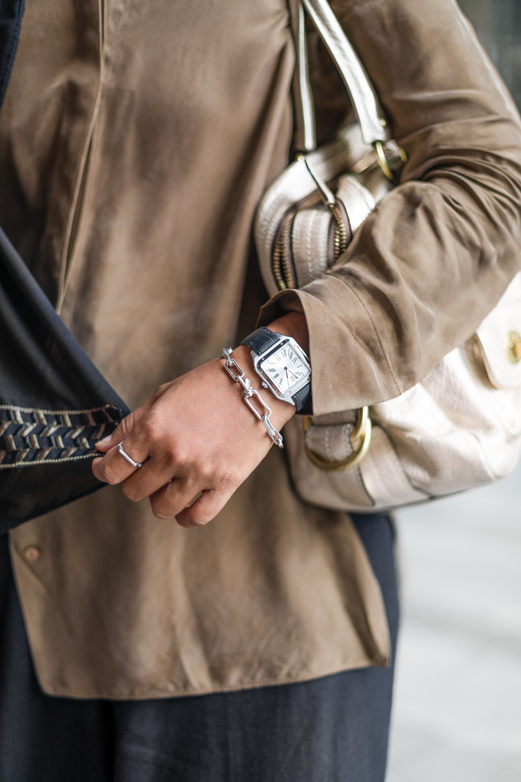 Amelia-Personal_Assistant-Top_Massimo_Dutti-Pants_Kaiffiyah-Shoes_Vans-Bag_Coach-Bracelt_Monica_Vinader-Rings_Monica_Vinader-UNIFORM-18082022-3