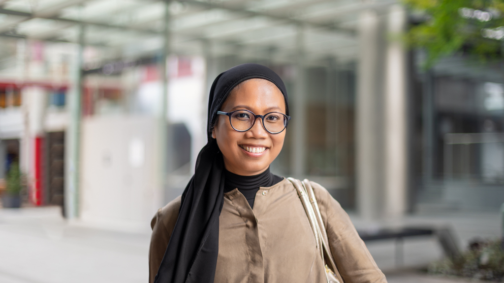 Amelia-Personal_Assistant-Top_Massimo_Dutti-Pants_Kaiffiyah-Shoes_Vans-Bag_Coach-Bracelt_Monica_Vinader-Rings_Monica_Vinader-UNIFORM-18082022-4