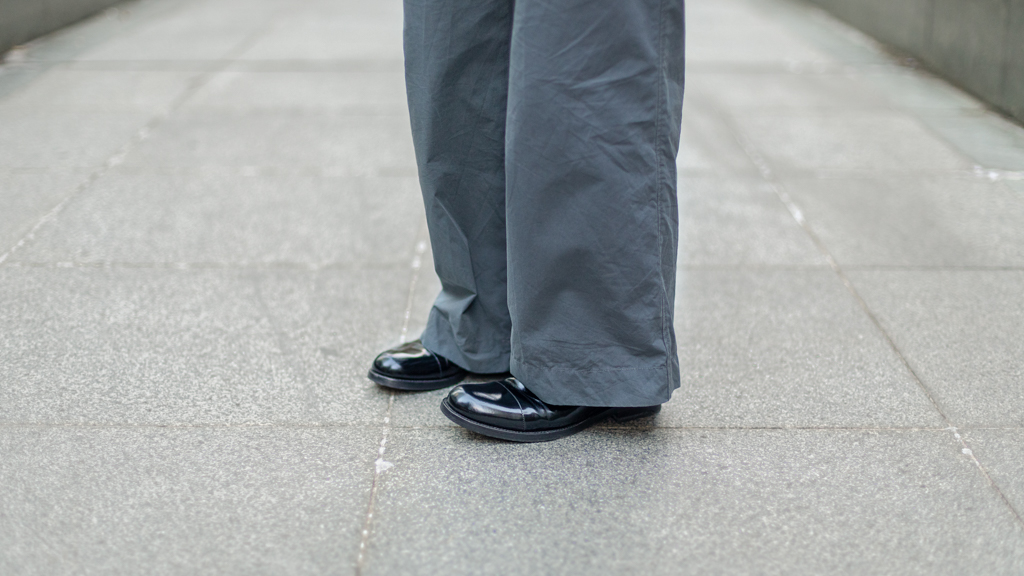 Su_Shan-Street_Style_Photographer-Cap_Idea-Top_Issey_Miyake-Belt_Calvin_Klein-Pants_Officine_Generale-Shoes_Valentino-Watch_Kenneth_Cole-Bag_Celine-Ring_SK_Jewellery-UNIFORM-1808-2
