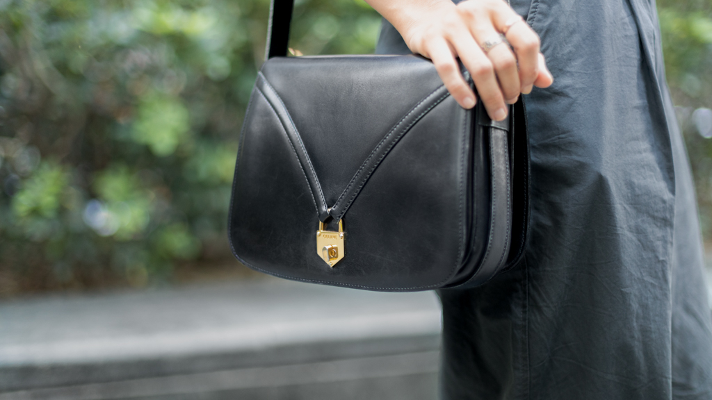 Su_Shan-Street_Style_Photographer-Cap_Idea-Top_Issey_Miyake-Belt_Calvin_Klein-Pants_Officine_Generale-Shoes_Valentino-Watch_Kenneth_Cole-Bag_Celine-Ring_SK_Jewellery-UNIFORM-1808