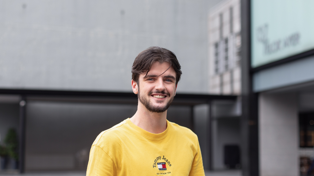 Simon-Winemaker-Top_Tommy_Hilfiger-Shoes_Nike-UNIFORM-14102022-4