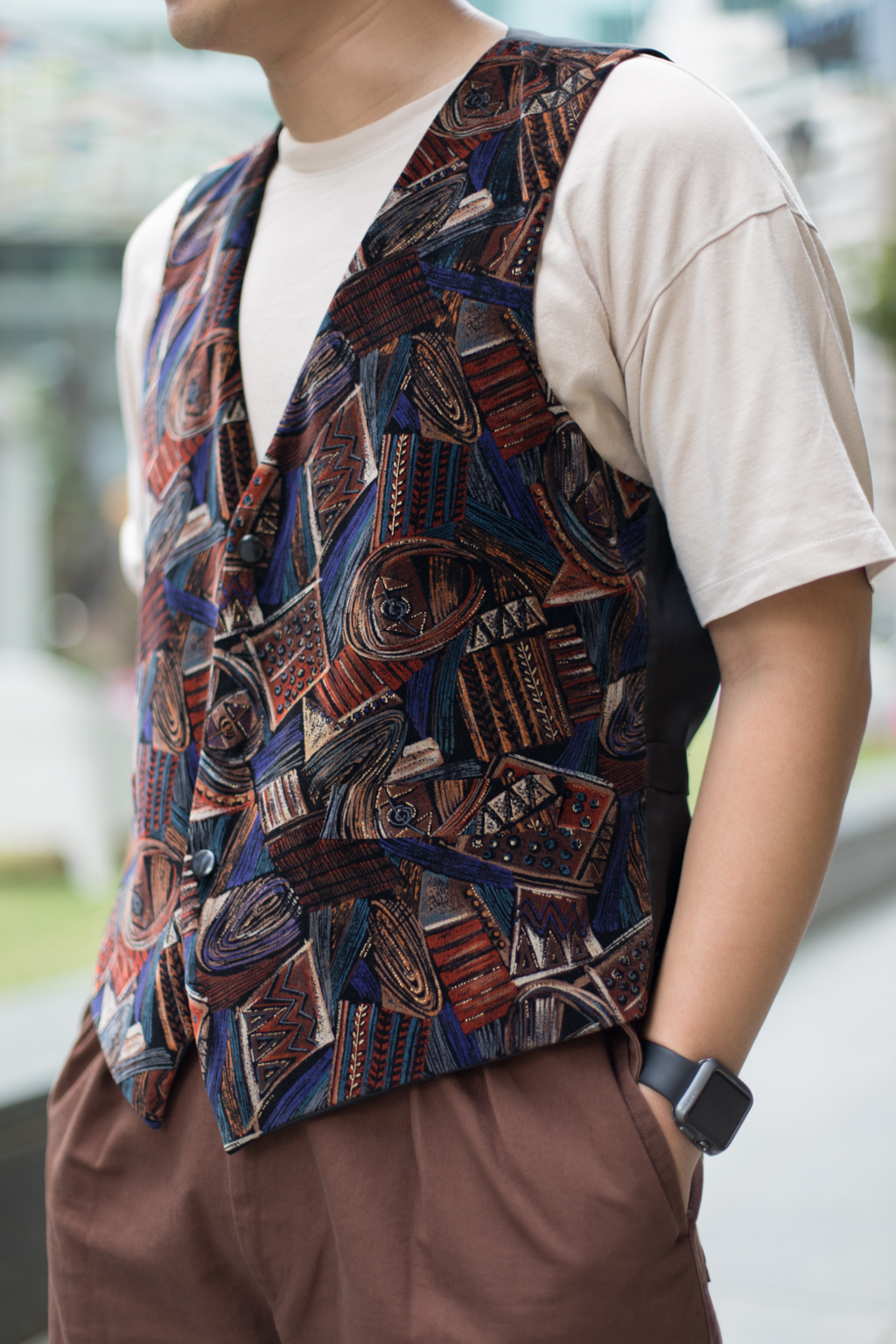 Hubert-Teacher-Shirt_Uniqlo-Vest_W._Armstrong__Son-Pants_Uniqlo-Watch_Apple-UNIFORM-24112022-2