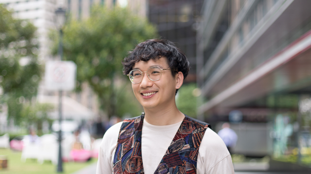 Hubert-Teacher-Shirt_Uniqlo-Vest_W._Armstrong__Son-Pants_Uniqlo-Watch_Apple-UNIFORM-24112022-4