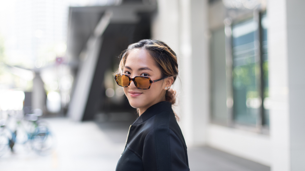 Kahmy-Jacket_Tommy_Hilfiger-Dress_Swapaholic-Shoes_Naked_Wolf-Sunglasses_Polaroid-UNIFORM-29112022-4