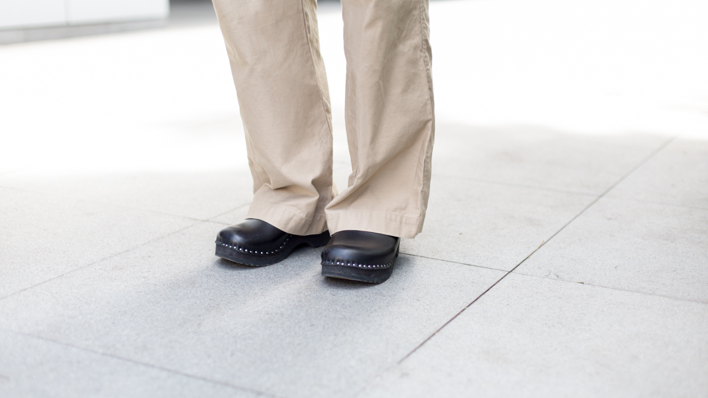 Koki-Hairdresser-Top_Stakeout-Clogs_Troentorp-Watch_Apple-UNIFORM-24112022-2