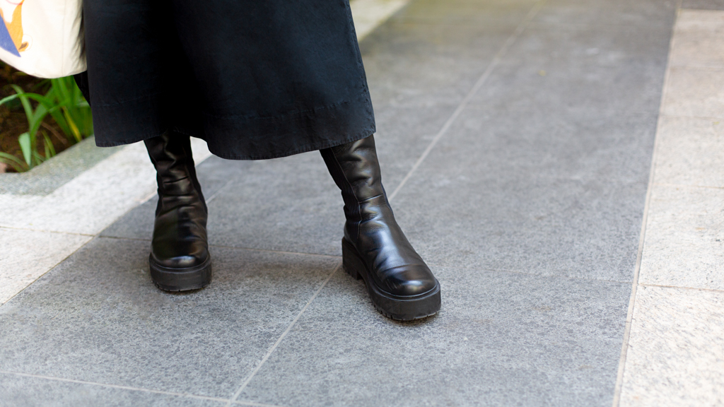 Bobbi-Media_Buyer-Earrings_Sadshrimps-Necklace_Taobao-Top_Uniqlo-Pants_COS-Boots_Fendi-UNIFORM-24112022-3