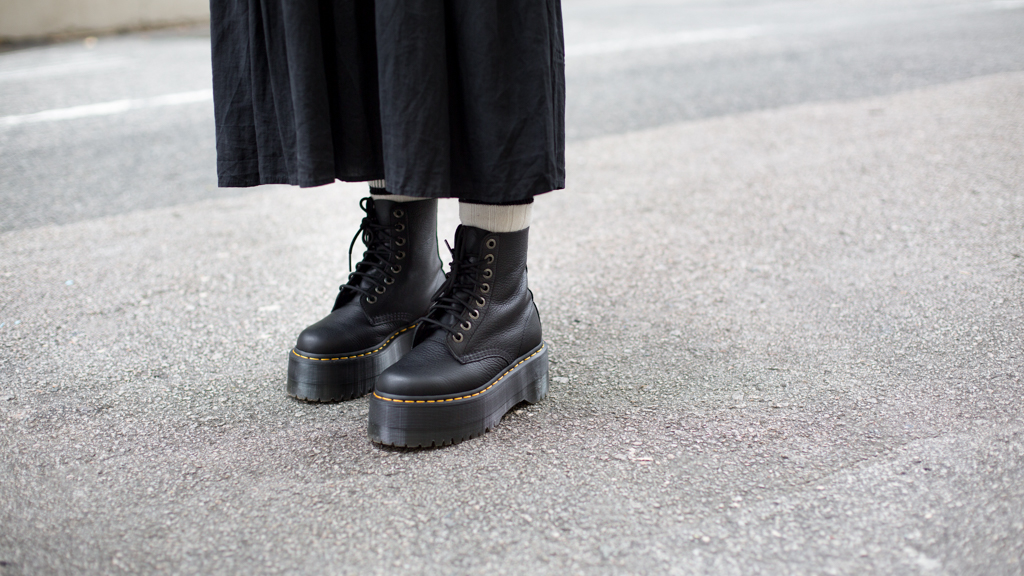 Soph-Student-Dress_The_Editors_Market-Bag_Uniqlo-Shoes_Dr._Martens-Necklace_Midnight_Dibs-Earring_Sambal__Mages-Headphones_Marshall-Pin_sadshrimps-UNIFORM-15012023-4