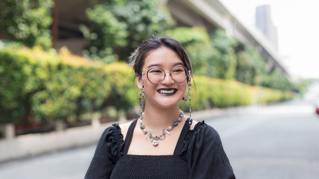 Soph-Student-Dress_The_Editors_Market-Bag_Uniqlo-Shoes_Dr._Martens-Necklace_Midnight_Dibs-Earring_Sambal__Mages-Headphones_Marshall-Pin_sadshrimps-UNIFORM-15012023-6