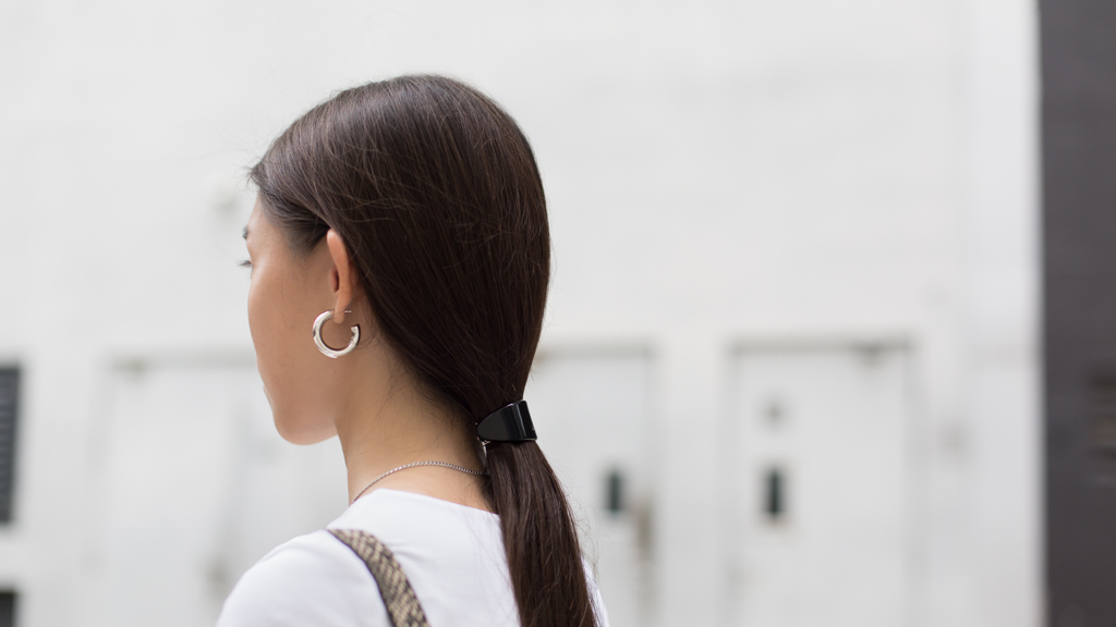 Annabelle-Fashion_Designer-Top_Aritzia-Skirt_Aritzia-Belt_Esprit-Shoes_The_Row-Bag_Guess-Necklace_Maria_Black-UNIFORM-10032023-3