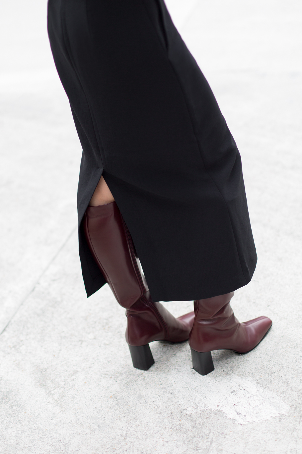 Annabelle-Fashion_Designer-Top_Aritzia-Skirt_Aritzia-Belt_Esprit-Shoes_The_Row-Bag_Guess-Necklace_Maria_Black-UNIFORM-10032023-4