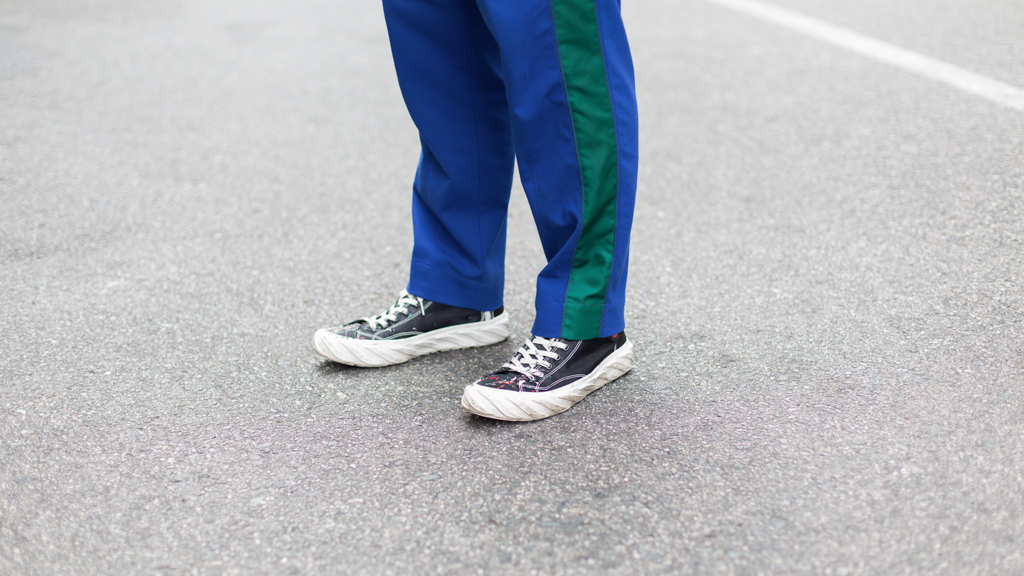 Chang_Hee-Art_Auctioneer-Vest_3.1_Philip_Lim-Top_Wooyoungmi-Pants_Kenzo-Shoes_The_Rolling_Stones-Sunglasses_Prada-Bag_Recode-Watch_Apple-UNIFORM-15012023-1