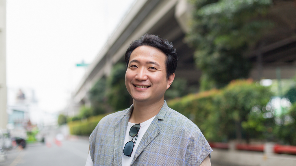 Chang_Hee-Art_Auctioneer-Vest_3.1_Philip_Lim-Top_Wooyoungmi-Pants_Kenzo-Shoes_The_Rolling_Stones-Sunglasses_Prada-Bag_Recode-Watch_Apple-UNIFORM-15012023-3