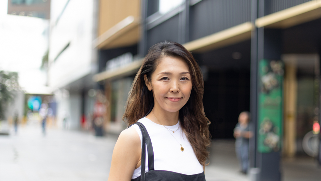 Hiromi-Healing_Therapist-Top_Zara-Dress_Zara-Shoes_Converse-Necklace_Dior-Bag_Jimmy_Choo-Watch_Apple-UNIFORM-24112022-4