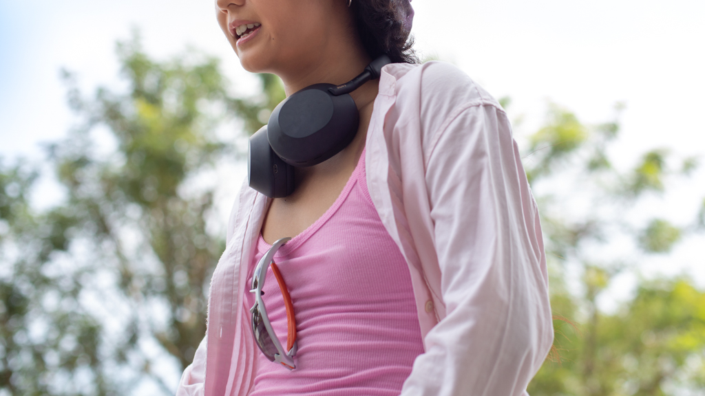 Konanliz-Student-Designer-Top_Depop-Pants_UNIF-Shoes_Acne_Studios-Sunglasses_Oakley-Headphones_Sony-UNIFORM-16022023-3