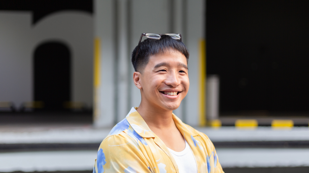 Chris-Writer-Inner_Top_Uniqlo-Shoes_Dr._Martens-Glasses_Owndays-UNIFORM-17042023-4