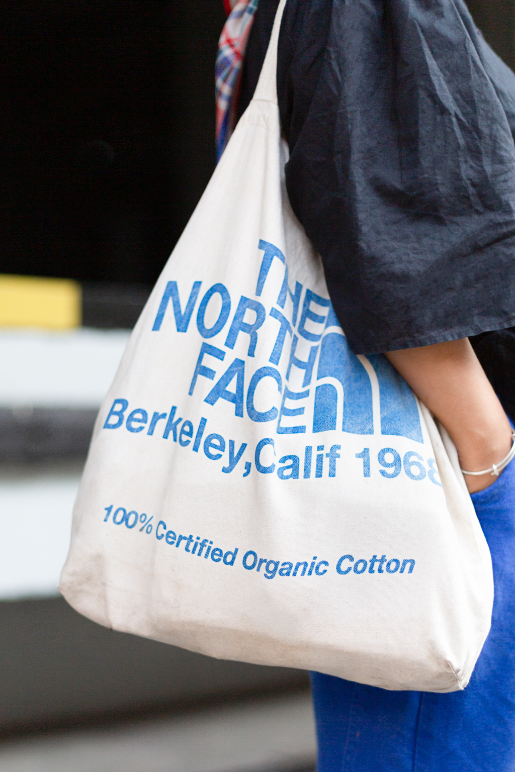 Erliana-Manager-Headscarf_Uniqlo-Shoes_Converse-Watch_Seiko-Bracelet_CHEY-Glasses_Owlet-Bag_The_North_Face-UNIFORM-17042023-3