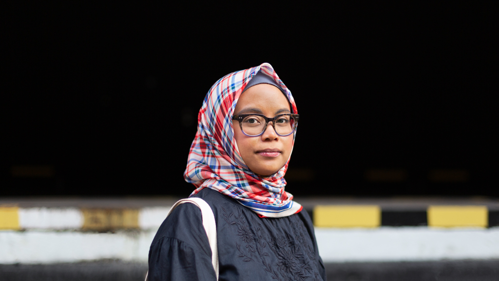 Erliana-Manager-Headscarf_Uniqlo-Shoes_Converse-Watch_Seiko-Bracelet_CHEY-Glasses_Owlet-Bag_The_North_Face-UNIFORM-17042023-6