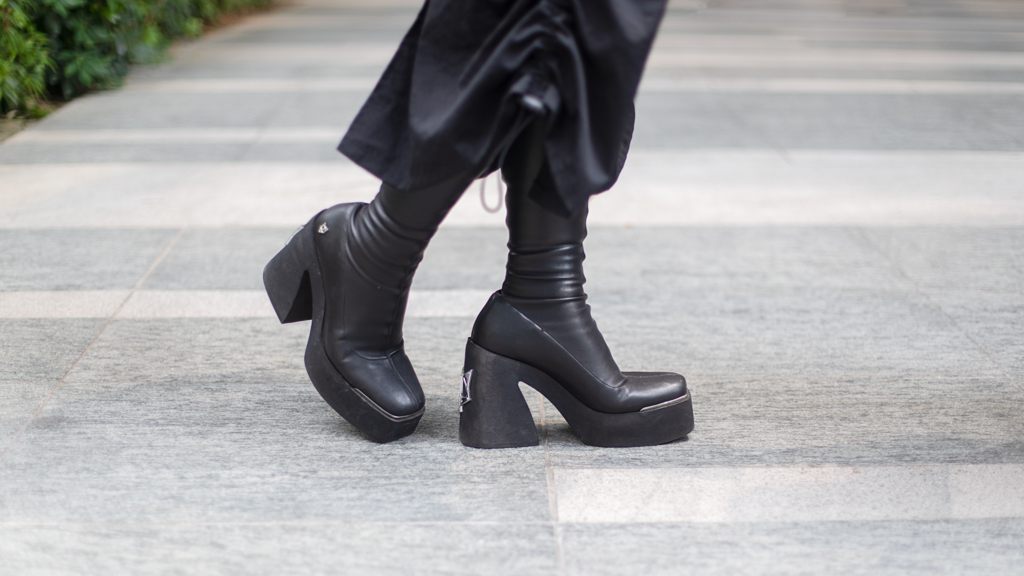 Lu-Artist-Skirt_Shein-Boots_Naked_Wolfe-Headphones_Urbanears_Pampas-UNIFORM-17042023-6