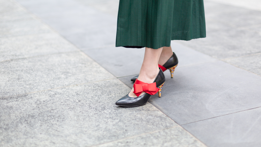 Thu-Branding__Marketing_Professional-Dress_Karen_Millen-Bag_Loewe-Shoes_Prada-Phone_Case_Etsy-UNIFORM-17042023-2