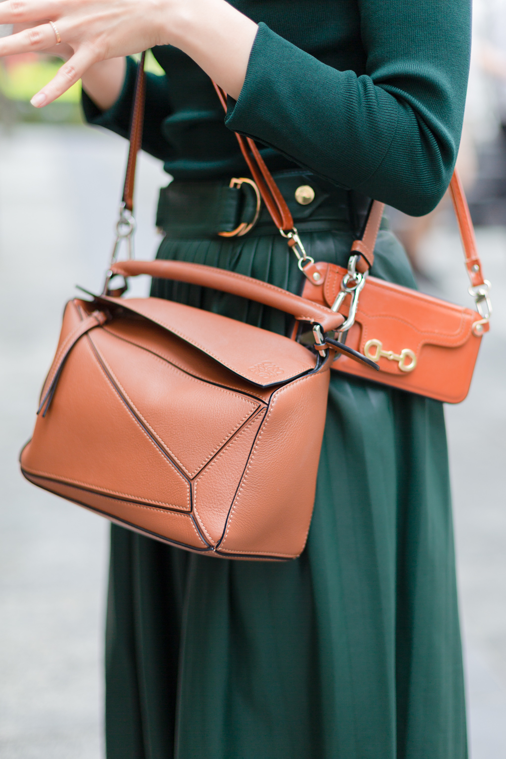 Thu-Branding__Marketing_Professional-Dress_Karen_Millen-Bag_Loewe-Shoes_Prada-Phone_Case_Etsy-UNIFORM-17042023-3