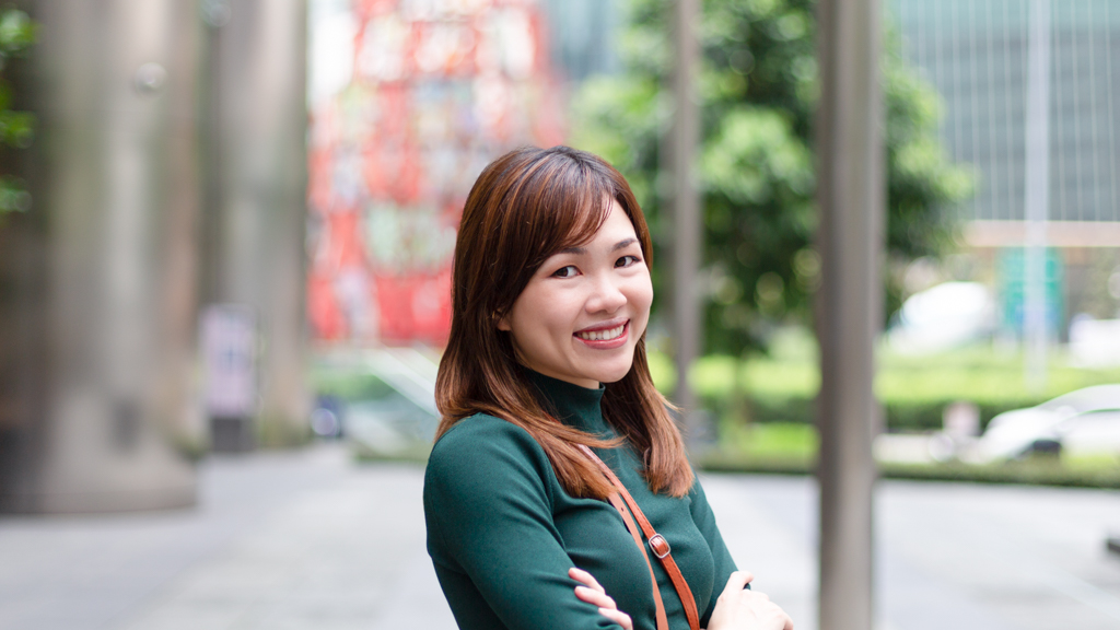 Thu-Branding__Marketing_Professional-Dress_Karen_Millen-Bag_Loewe-Shoes_Prada-Phone_Case_Etsy-UNIFORM-17042023-4