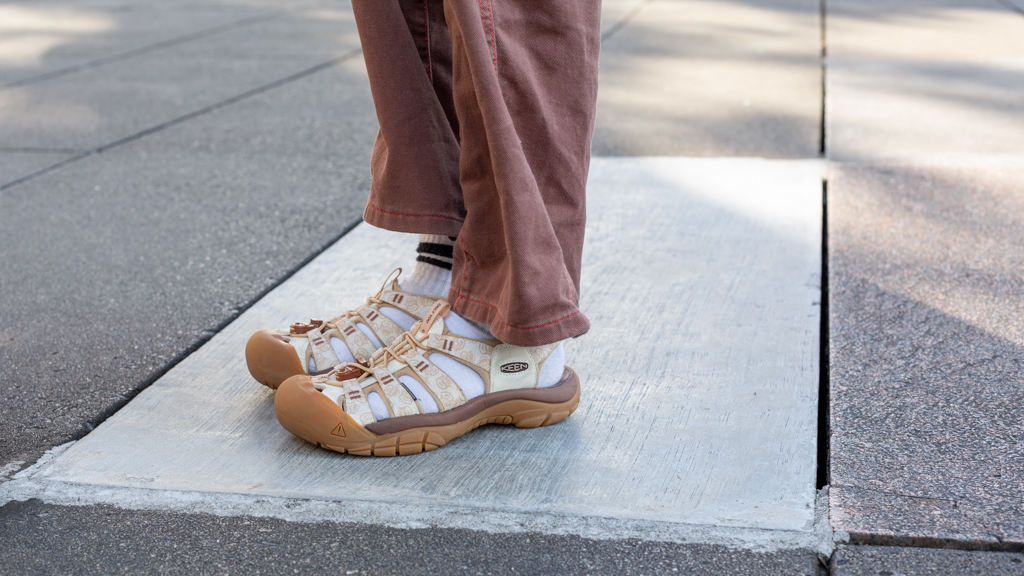 Sophia-Student-Top_Big_Bundle-Pants_HM-Shoes_Keens-Socks_Nike-Bag_Jalan_Jalan_Japan-UNIFORM-25082023-5