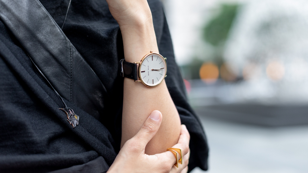 Su_Shan-Street_Style_Photographer-Top_LEMAIRE-Skirt_LEMAIRE-Shoes_LEMAIRE-Bag_LEMAIRE-Watch_Marc_Bale-UNIFORM-24082023-2