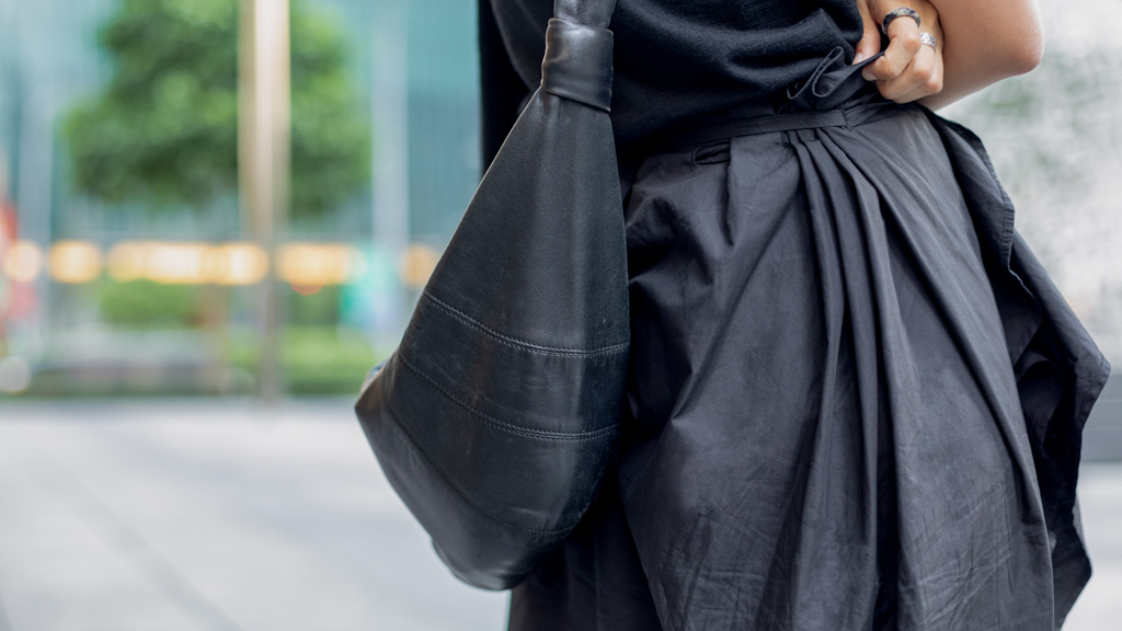 Su_Shan-Street_Style_Photographer-Top_LEMAIRE-Skirt_LEMAIRE-Shoes_LEMAIRE-Bag_LEMAIRE-Watch_Marc_Bale-UNIFORM-24082023-4