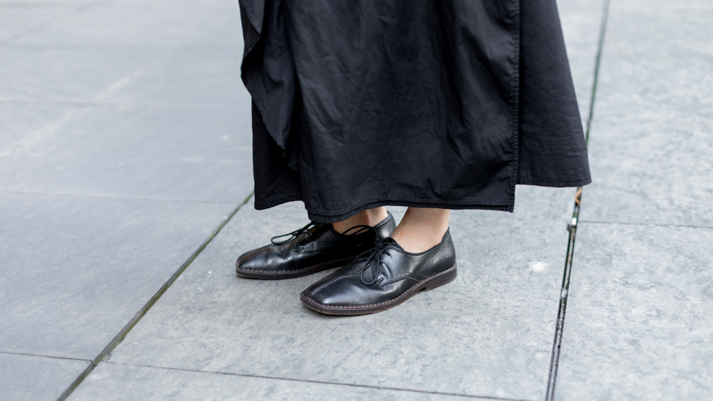 Su_Shan-Street_Style_Photographer-Top_LEMAIRE-Skirt_LEMAIRE-Shoes_LEMAIRE-Bag_LEMAIRE-Watch_Marc_Bale-UNIFORM-24082023-5