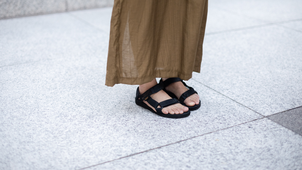 C-Singaporean-Marketing_Manager-Tank_Top_Taobao-Outerwear_Taobao-Pants_Taobao-Sandals_Teva-Bag_The_Paper_Bunny-Watch_Apple-UNIFORM-27092023-2