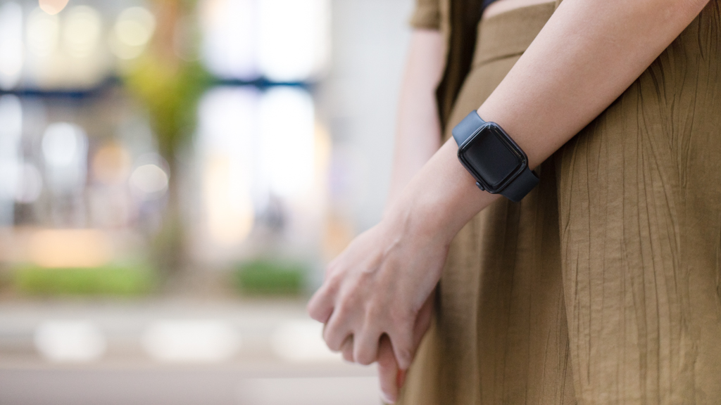 C-Singaporean-Marketing_Manager-Tank_Top_Taobao-Outerwear_Taobao-Pants_Taobao-Sandals_Teva-Bag_The_Paper_Bunny-Watch_Apple-UNIFORM-27092023-4