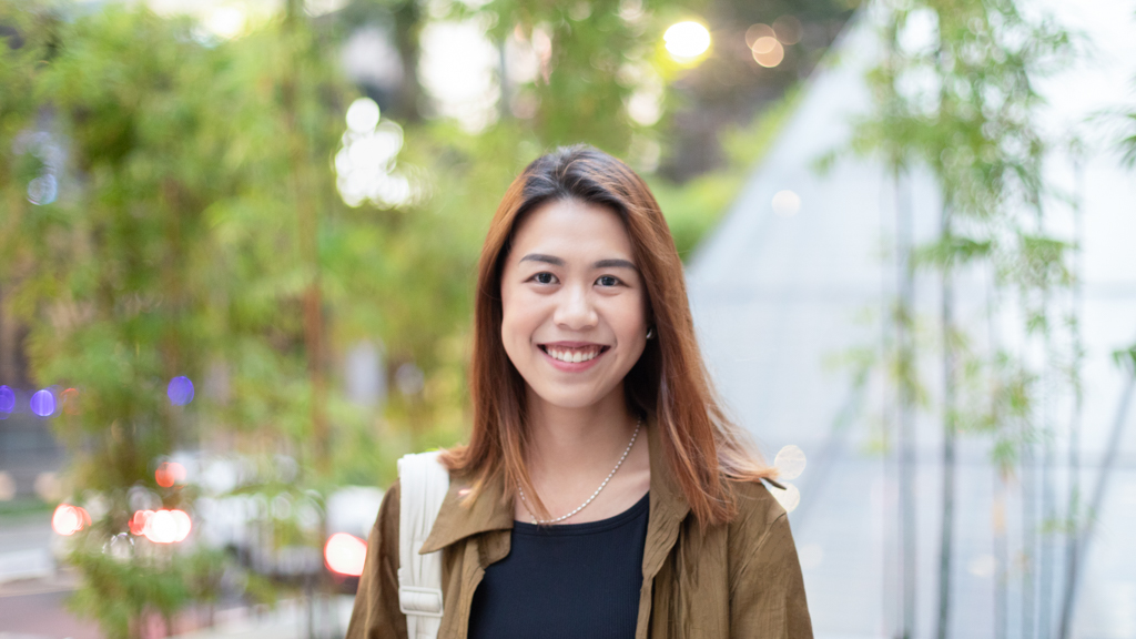 C-Singaporean-Marketing_Manager-Tank_Top_Taobao-Outerwear_Taobao-Pants_Taobao-Sandals_Teva-Bag_The_Paper_Bunny-Watch_Apple-UNIFORM-27092023-5