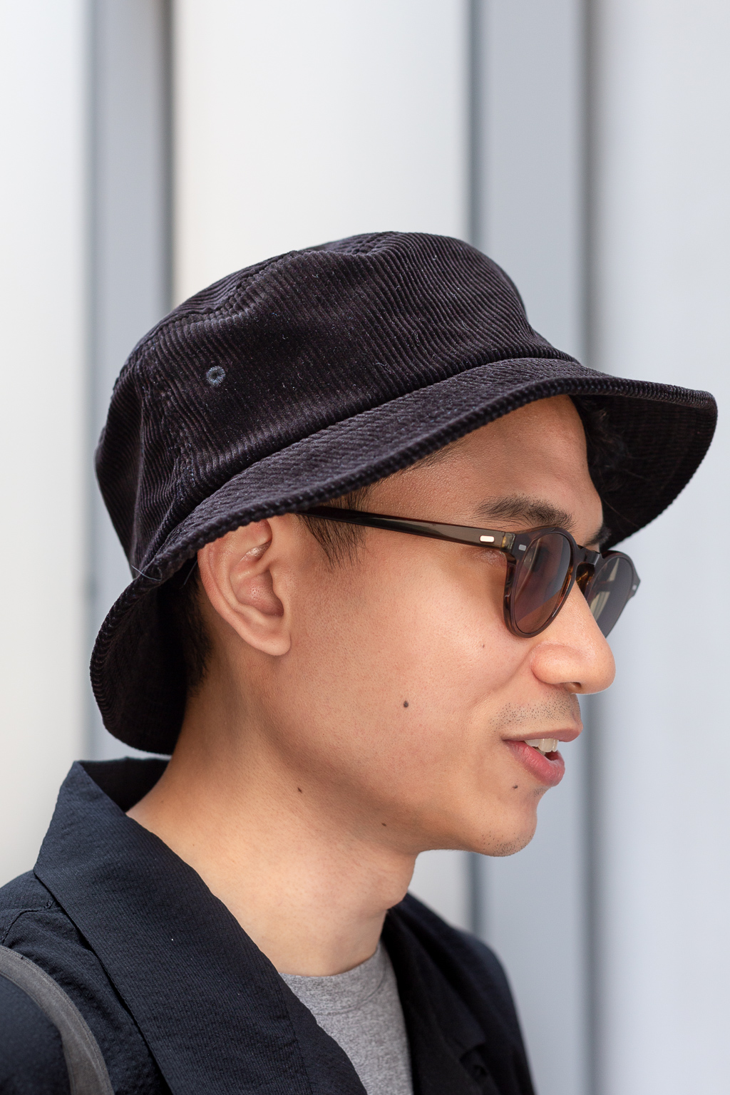 Isa-Musician-Shirt_Muji-Pants_Uniqlo-Shoes_New_Balance-Watch_Omega-Hat_Danton-Glasses_Oliver_Peoples-Bag_Paris_In_The_Making__ANECHOIS-UNIFORM-25082023-3