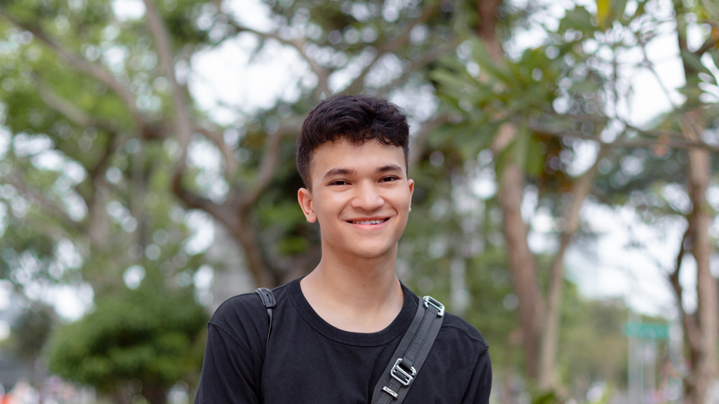 Kienan-Content_Creator-Pants_Plop_Apparels__The_Idiot-Shoes_Dr._Martens-Bag_Heliot_Emil-Accessories_Far_East_Plaza-Headphones_Sony-UNIFORM-25082023-4