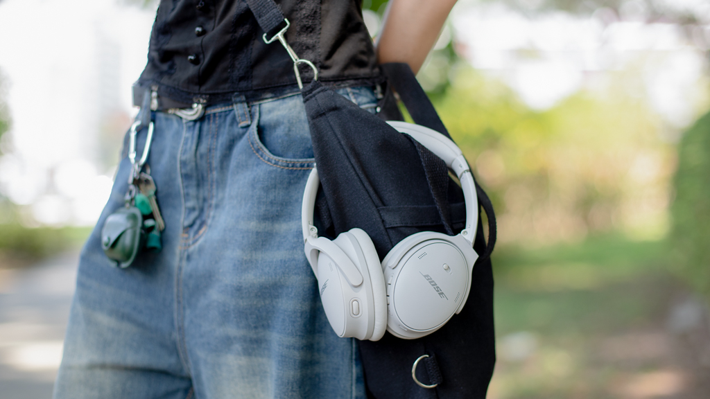 Dami-Singaporean-Graphic_Designer-Top_Shopee-Boots_Dr_Martens-Headphones_Bose-Bracelets_Bali-UNIFORM-27092023-3