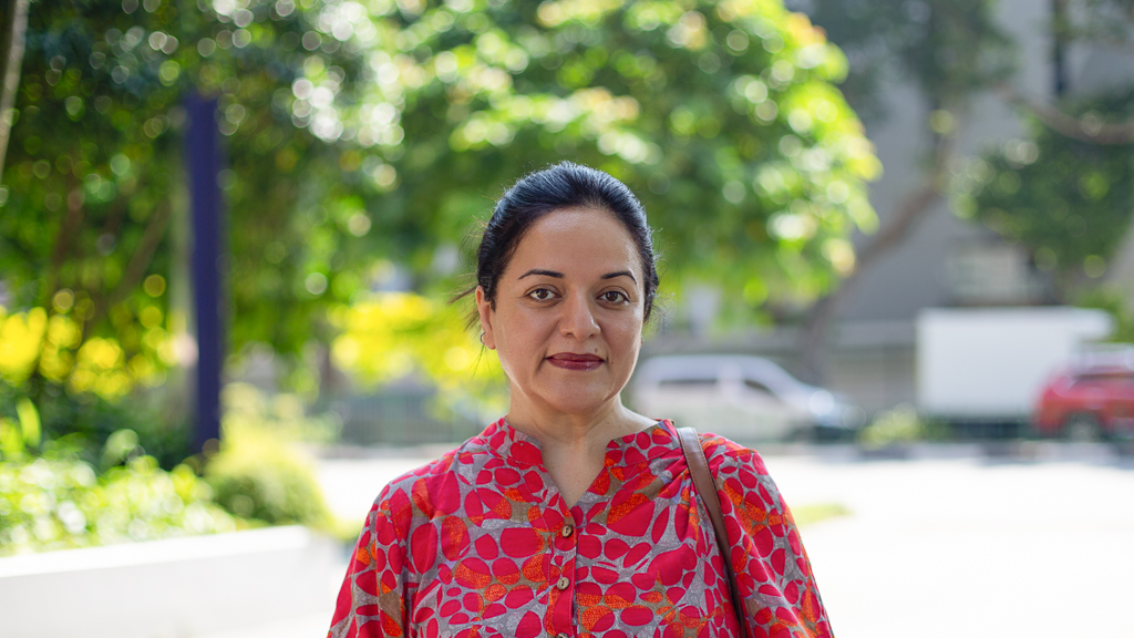 Sonia-Indian-Housewife-Top_OG-Pants_OG-Shoes_Bata-Watch_Marc_Jacobs-Bracelet_Gold_Heart-Ring_Gold_Heart-UNIFORM-27092023-2