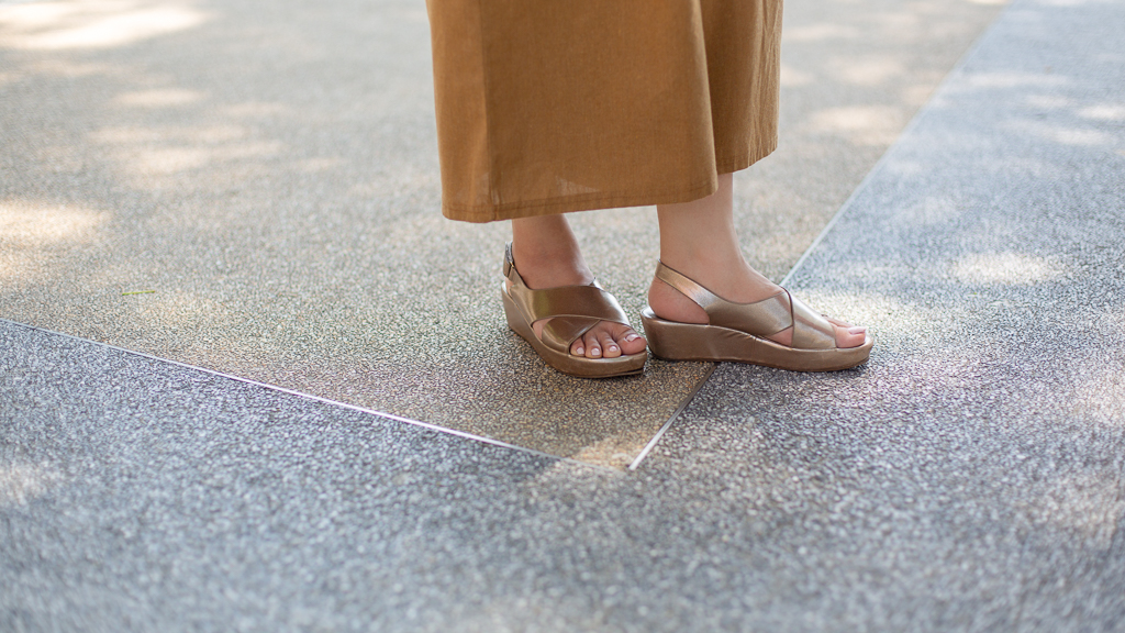 Sonia-Indian-Housewife-Top_OG-Pants_OG-Shoes_Bata-Watch_Marc_Jacobs-Bracelet_Gold_Heart-Ring_Gold_Heart-UNIFORM-27092023-3