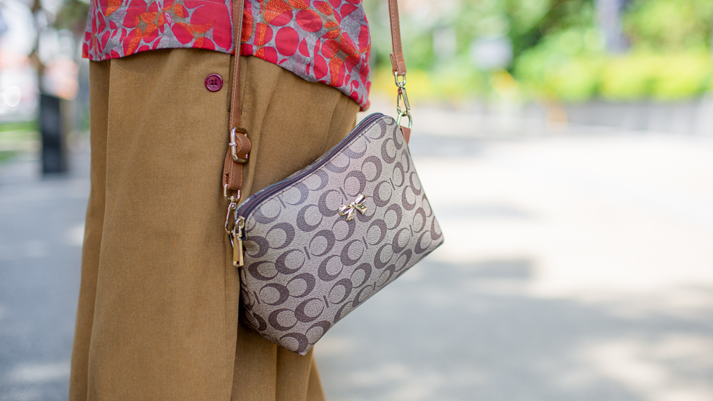 Sonia-Indian-Housewife-Top_OG-Pants_OG-Shoes_Bata-Watch_Marc_Jacobs-Bracelet_Gold_Heart-Ring_Gold_Heart-UNIFORM-27092023-4