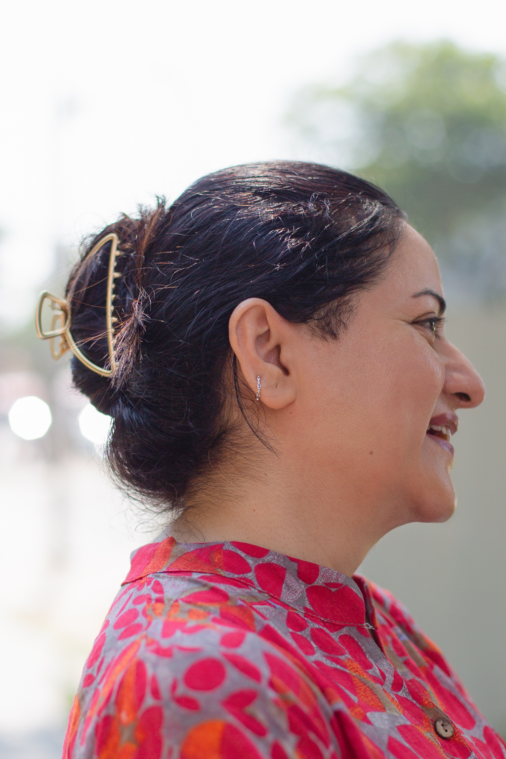 Sonia-Indian-Housewife-Top_OG-Pants_OG-Shoes_Bata-Watch_Marc_Jacobs-Bracelet_Gold_Heart-Ring_Gold_Heart-UNIFORM-27092023-5