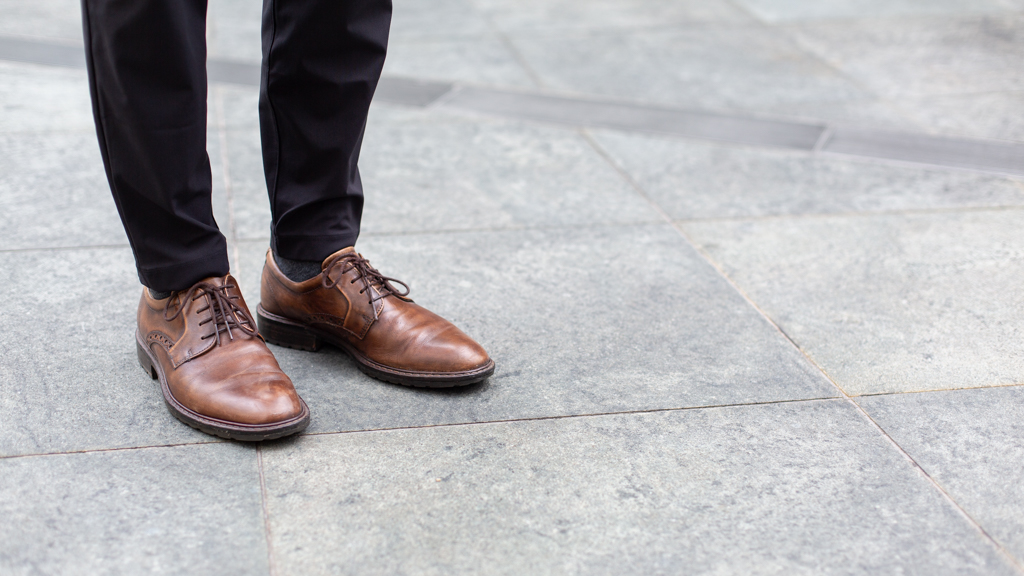 Roohid-Iranian-Workplace_Consultant-Jacket_lululemon-Shirt_MUJI-Pants_lululemon-Belt_Uniqlo-Shoes_Pedro-Glasses_Yellow_Plus-UNIFORM-02112023-2