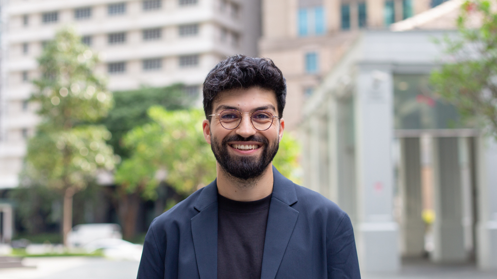 Roohid-Iranian-Workplace_Consultant-Jacket_lululemon-Shirt_MUJI-Pants_lululemon-Belt_Uniqlo-Shoes_Pedro-Glasses_Yellow_Plus-UNIFORM-02112023-5