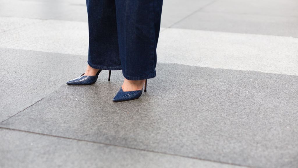 Cindy-Singaporean-Banker-Top_Carolina_Herrera-Jeans_ZARA-Belt_Hermes-Shoes_Jimmy_Choo-Bag_Hermes-Necklace_Van_Cleef__Arpels-Earrings_Van_Cleef__Arpels-Bracelet-UNIFORM-01112023-2