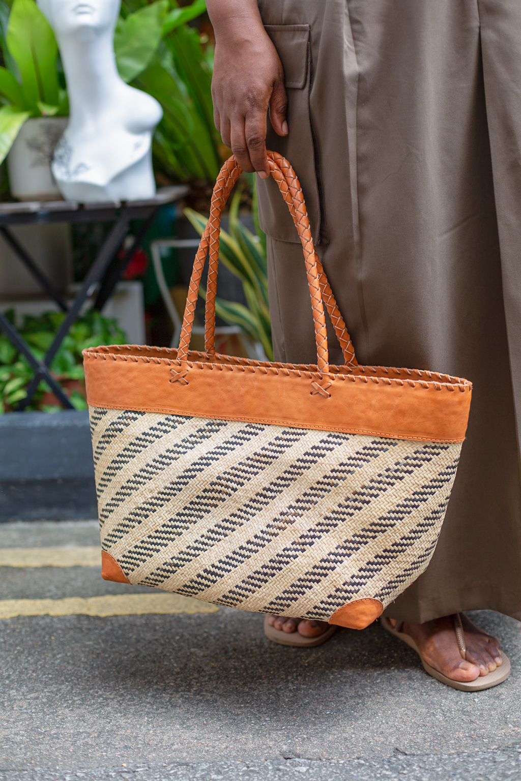 Virginie-Swiss-Fashion_Advisor-Top_Lalu-Skirt_Love_Bonito-Bag_ASFALL-Sandals_Havaianas-Glasses_Canon_Optics-UNIFORM-26012024-4